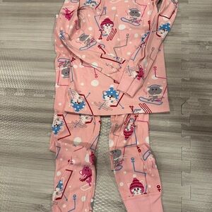 Hanna Andersson Pink Pajama Set with Winter Characters